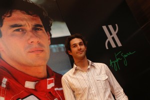 Bruno Senna na tle baneru z wizerunkiem swojego wuja, Ayrtona