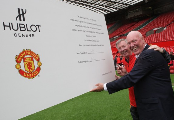 Sir Alex Ferguson i Jean-Claude Biver podpisują symboliczny certyfikat autentyczności