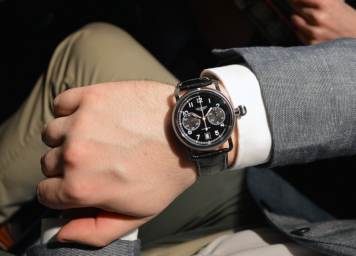 Как должен сидеть браслет часов. Часы наручные мужские на руке. Мужские часы на руке. Часы на руке мужчины. Часы на запястье.