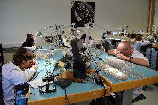 zegarmistrzowie przy biurkach - La Chaux-de-Fonds