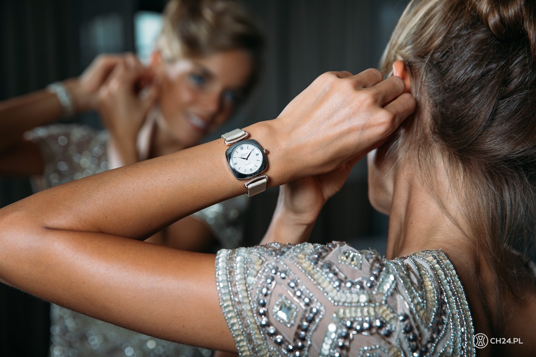 Жена час фото. Часы на руку женские. Фотосессия женских часов. Женские серебряные часы.