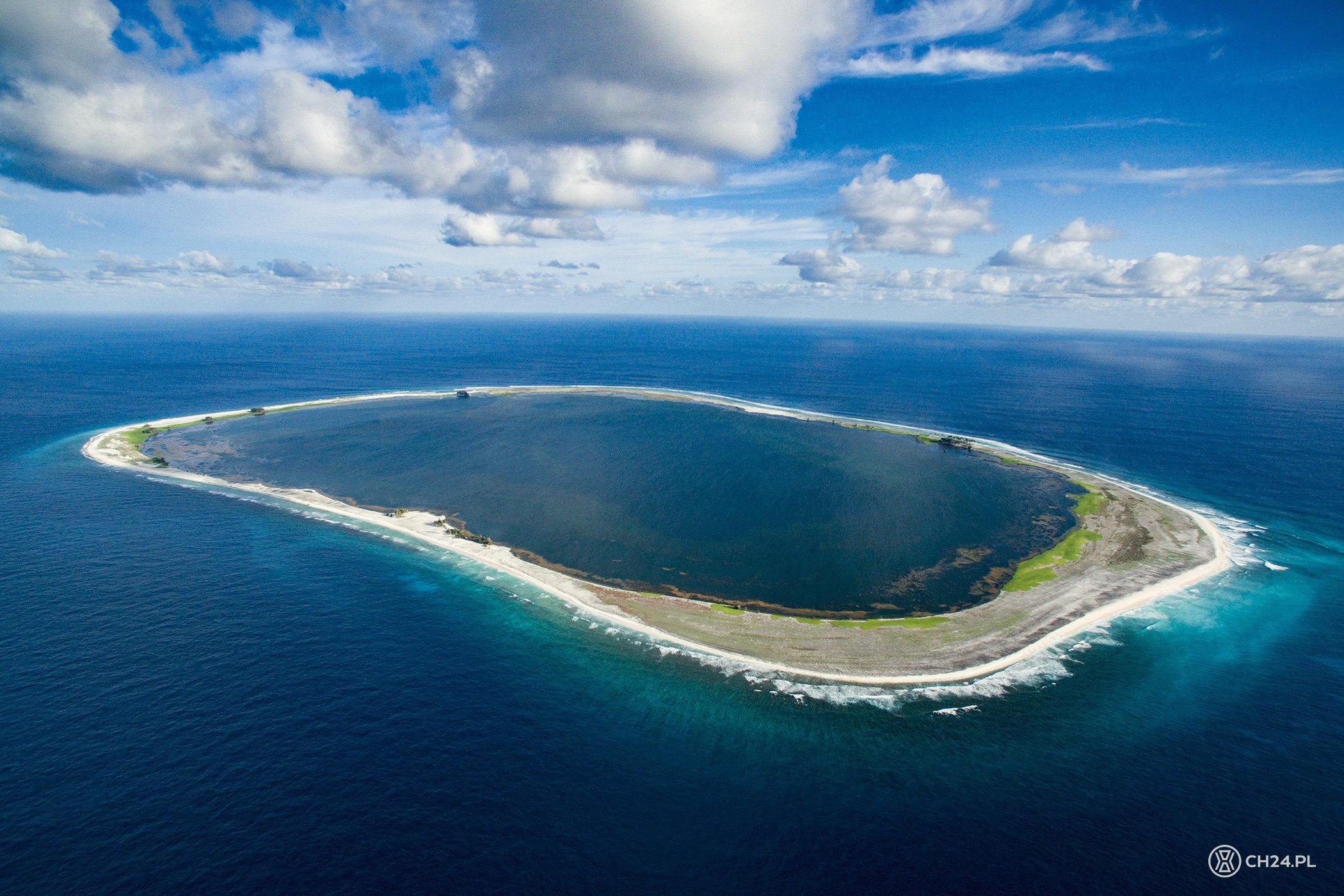 Тихий океан огромный. Лагуна острова Клиппертон. Атолл Клиппертон. Лагуна острова Клиппертон, тихий океан. Атолл коралловый остров.