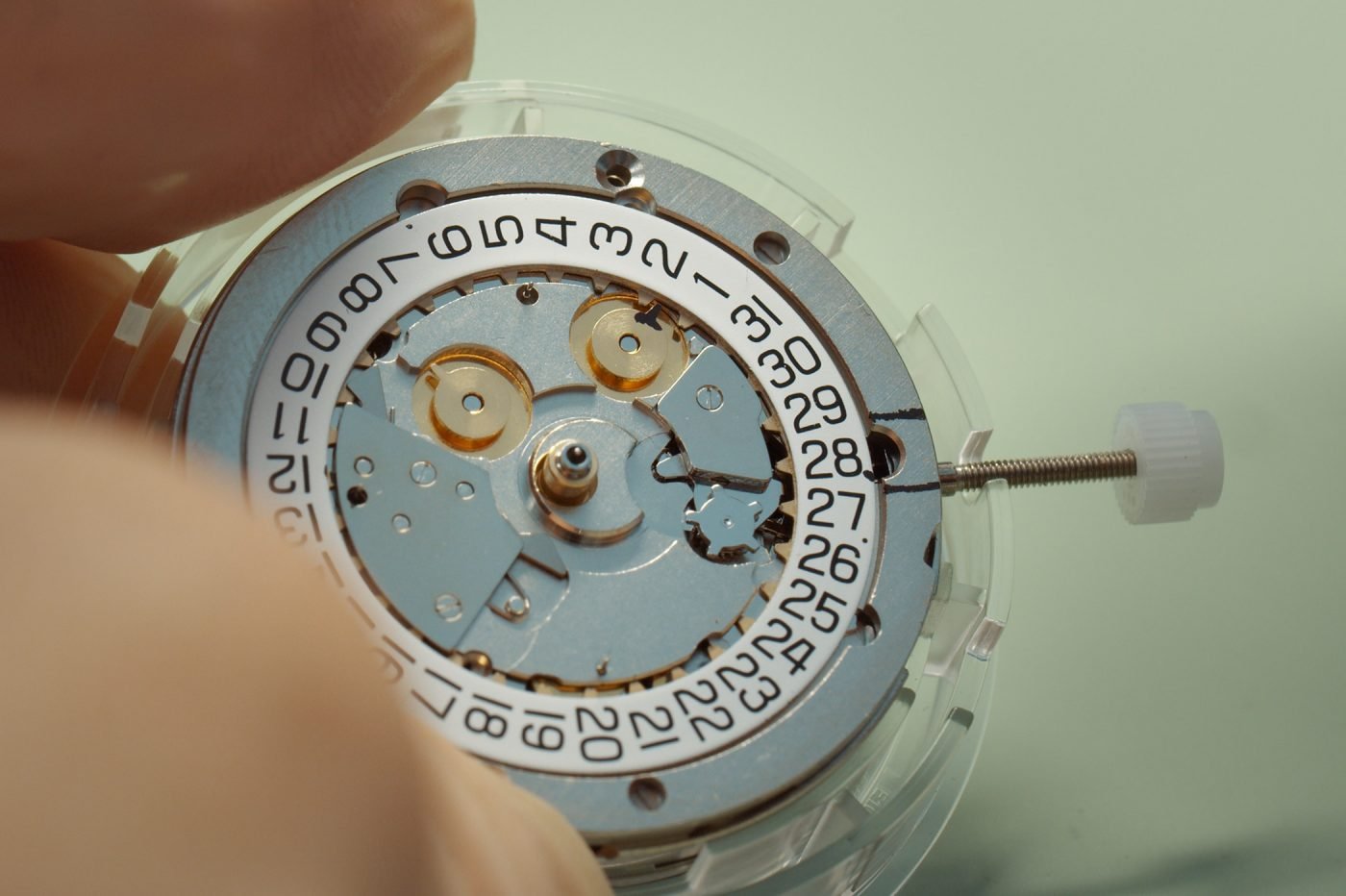 Wideo Czemu zmiana daty może uszkodzić mechanizm zegarka?