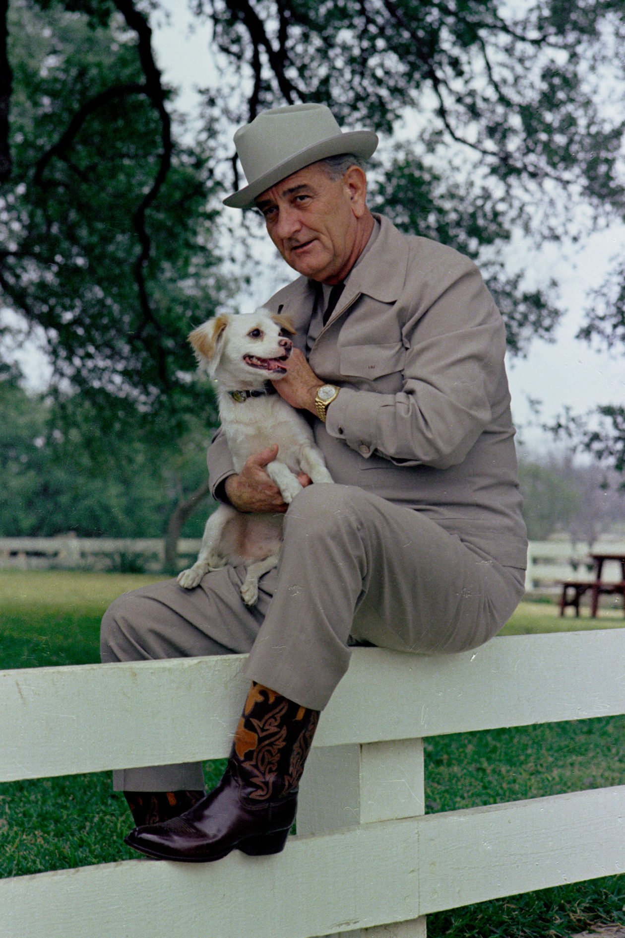Lyndon B. Johnson na swoim ranczo w Teksasie pozujący z ulubionym psem Yukim, 1967 r. / foto: Mike Geissinger; zdjęcie dzięki uprzejmości Lyndon Baines Johnson Presidential Library