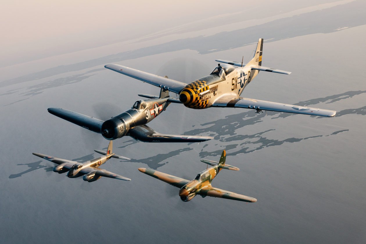 (od lewej): de Haviland Mosquito, Vought F4U Corasir, Curtis P-40 Warhawk i P-51 Mustang