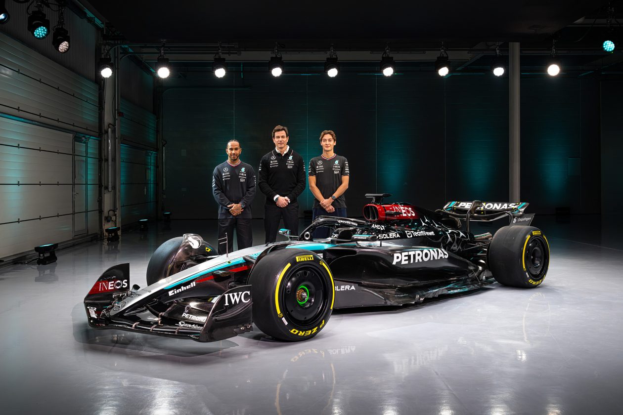 Mercedes-AMG PETRONAS F1 i (od lewej): Lewis Hamitlon, Toto Wolff i George Russell