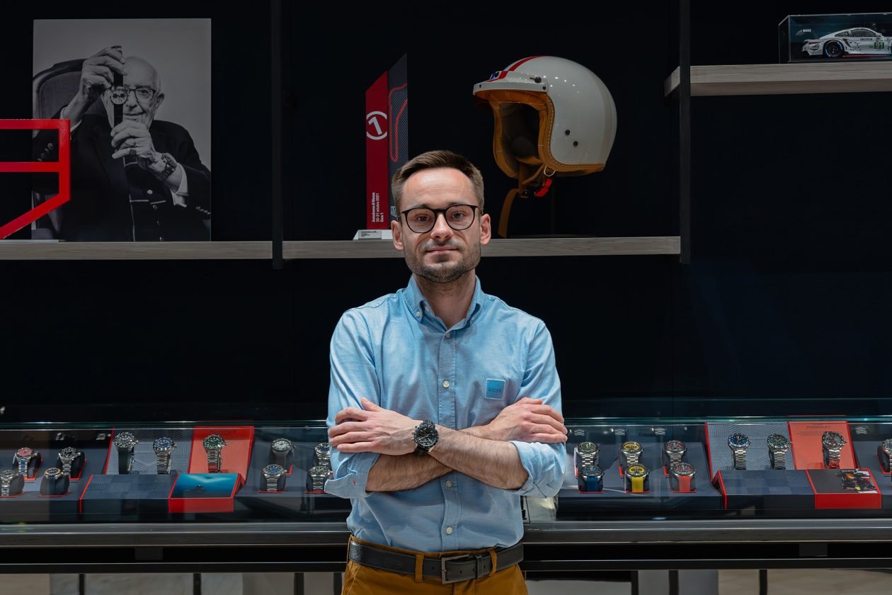 Kamil Bekier i butik marki TAG Heuer
