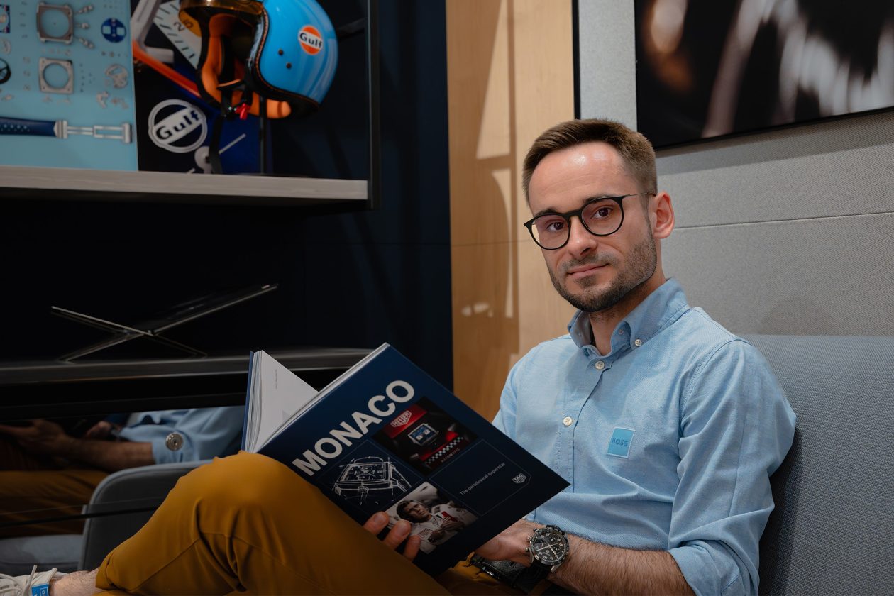 Kamil Bekier i butik marki TAG Heuer