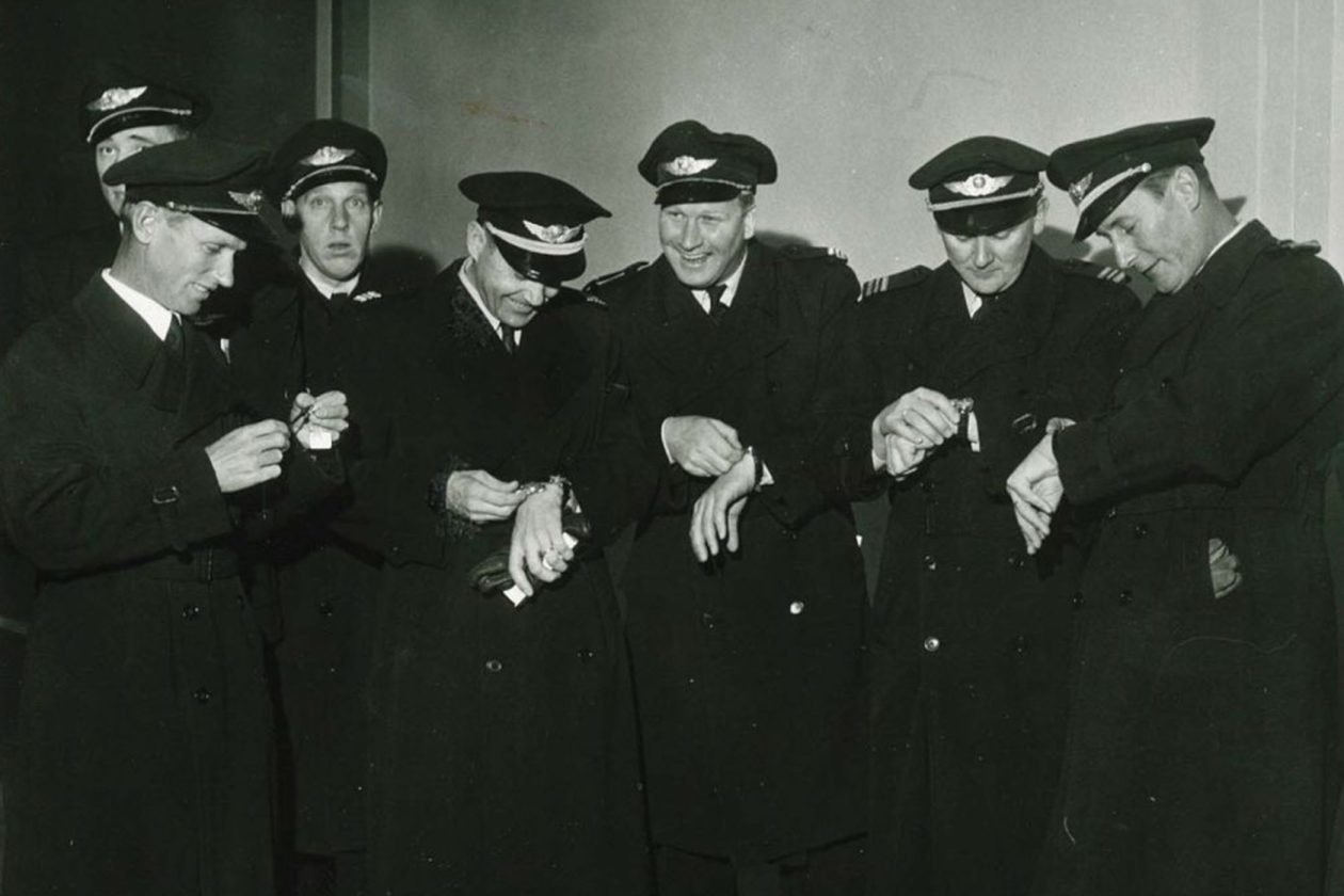 Piloci SAS otrzymujący w 1954 roku zegarki Universal Geneve Polarouter / foto: SAS - Scandinavian Airlines