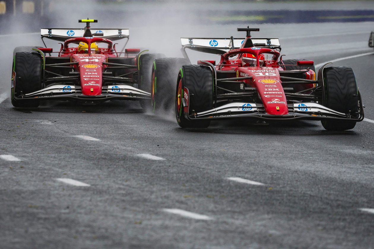 Lewis Hamilton (po lewej) i Charles Leclerc  za kierownicą bolidów Scuderia Ferrari