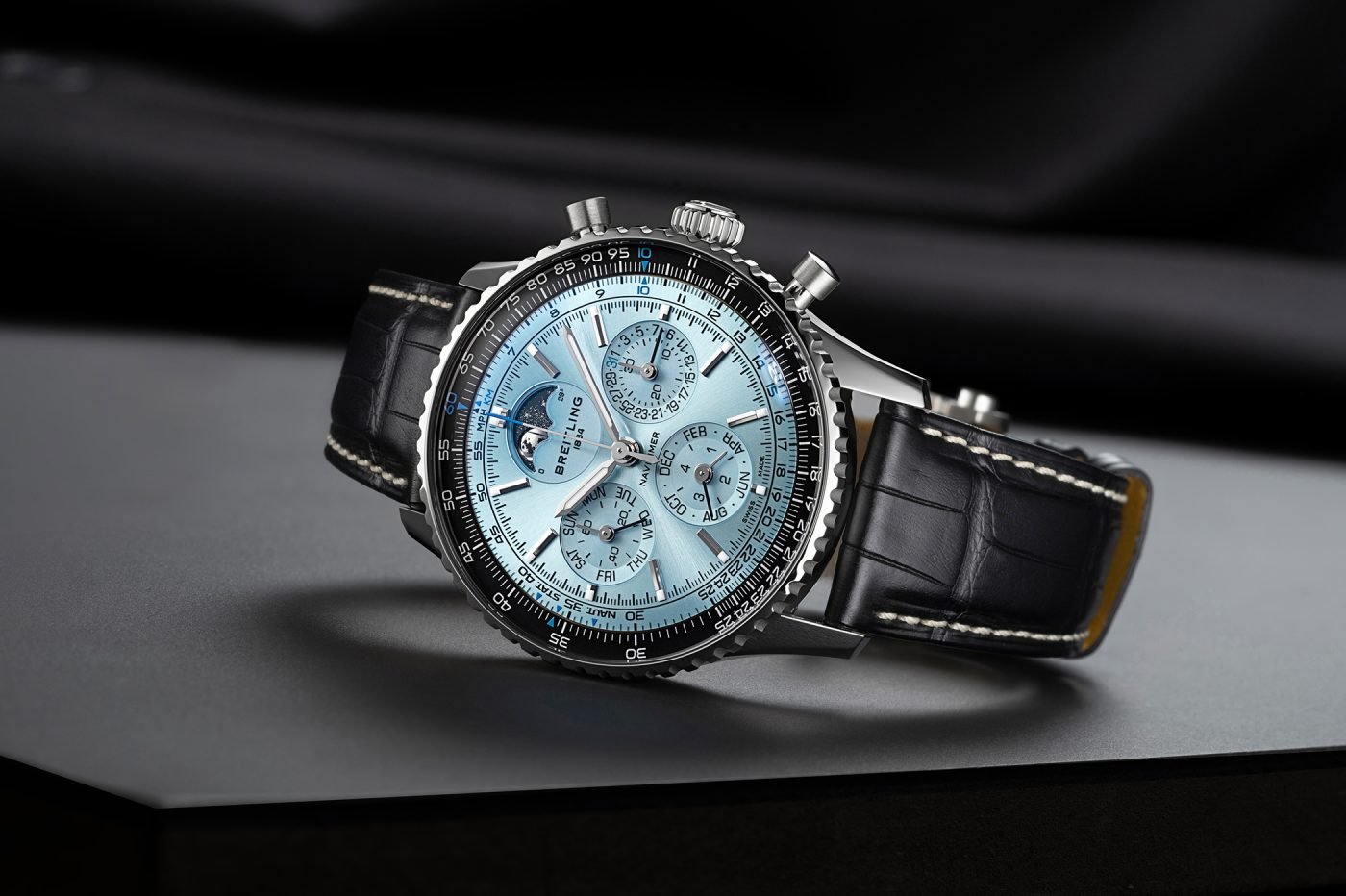 Breitling Navitimer B19 Perpetual Calendar Chronograph – z wyrazistą, jasnoniebieską tarczą