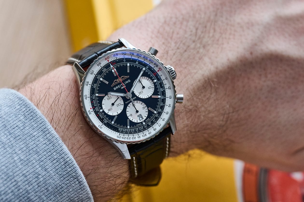 Breitling Navitimer 43 na nadgarstku