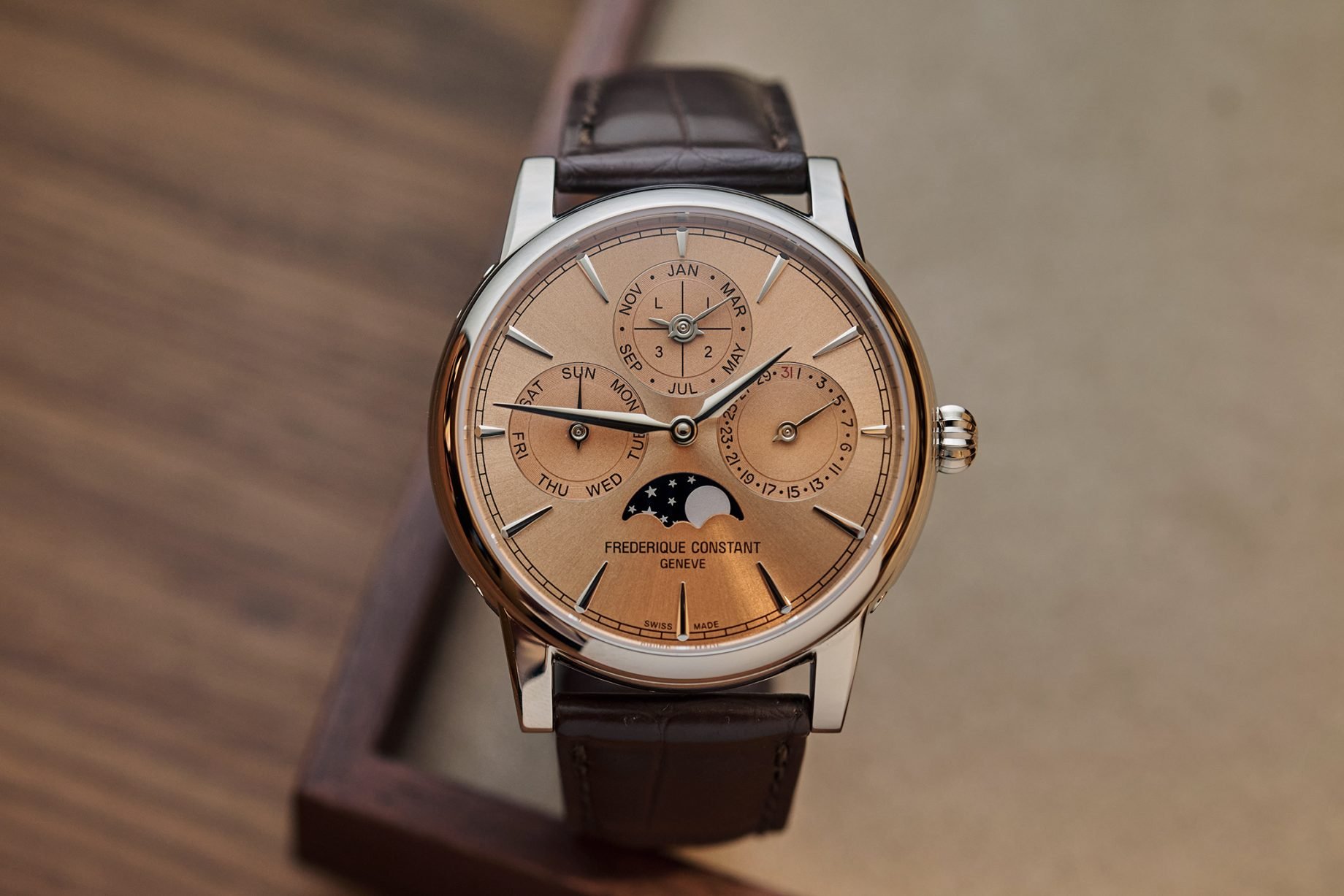 piękna, łososiowa tarcza modelu Perpetual Calendar Manufacture
