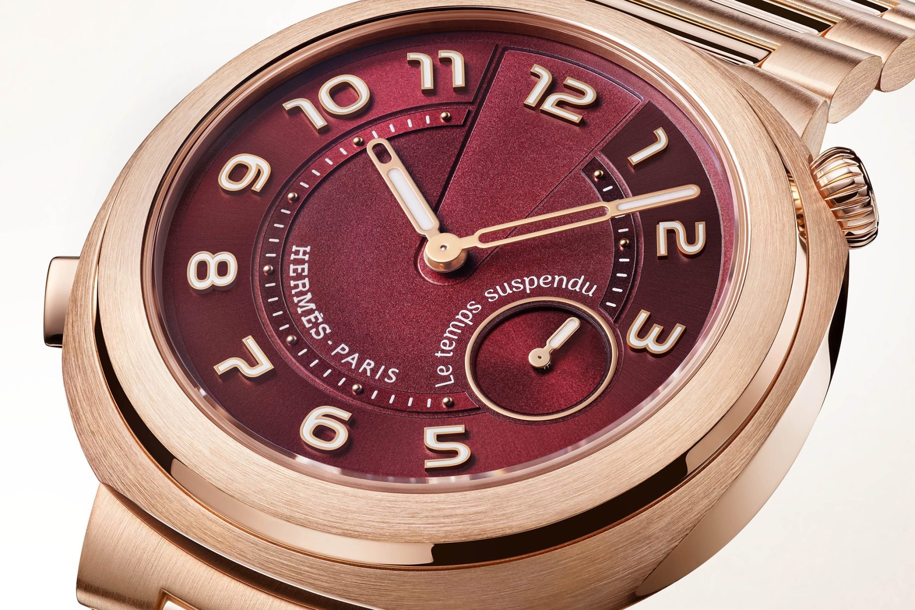 burgundowa tarcza modelu Cut Le Temps Suspendu