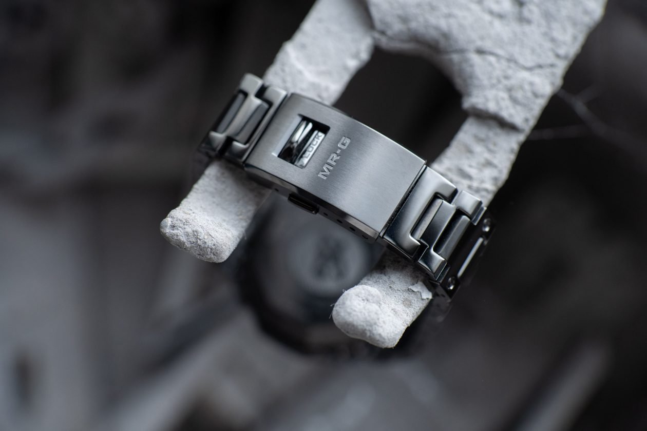G-Shock MRG-B2100B - przycisk zabezpieczający klamrę