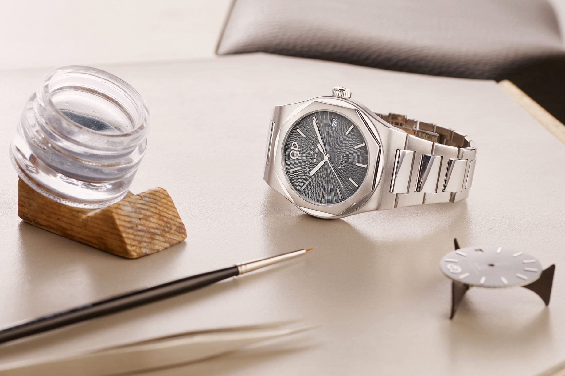 Girard-Perregaux Laureato 42 mm Infinite Grey