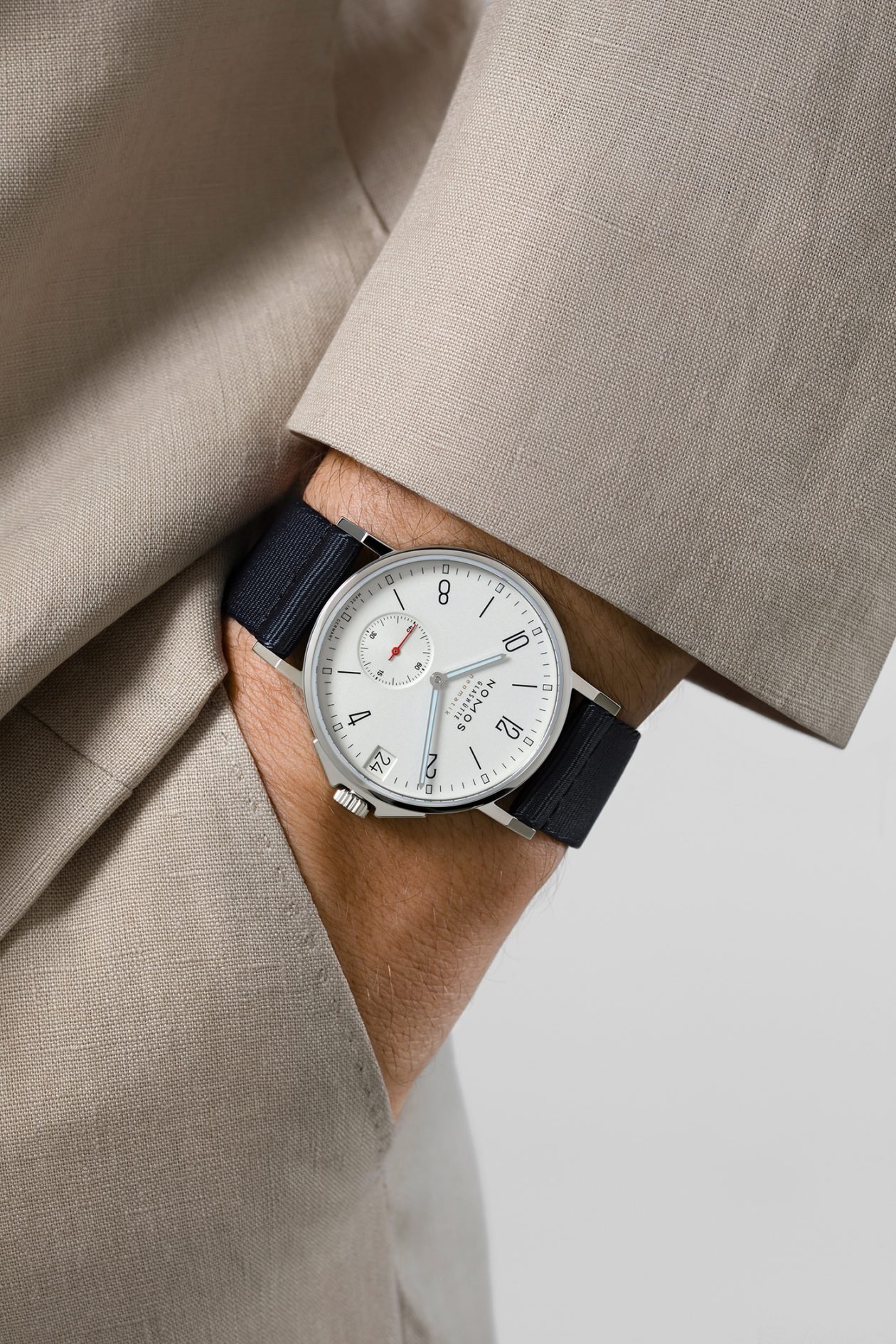 Nomos Glashütte Ahoi neomatik 38 date na nadgarstku