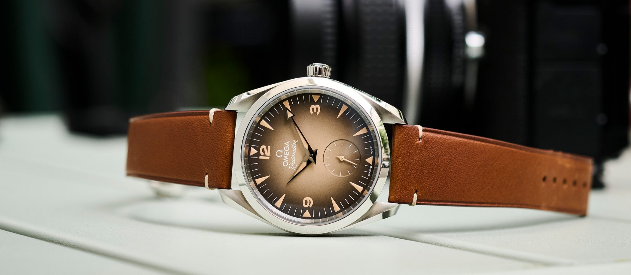 Omega Railmaster z brązową tarczą