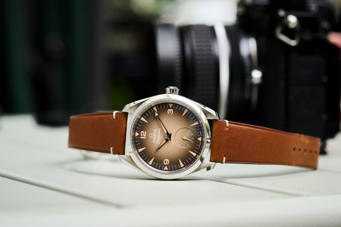 Omega Railmaster z brązową tarczą