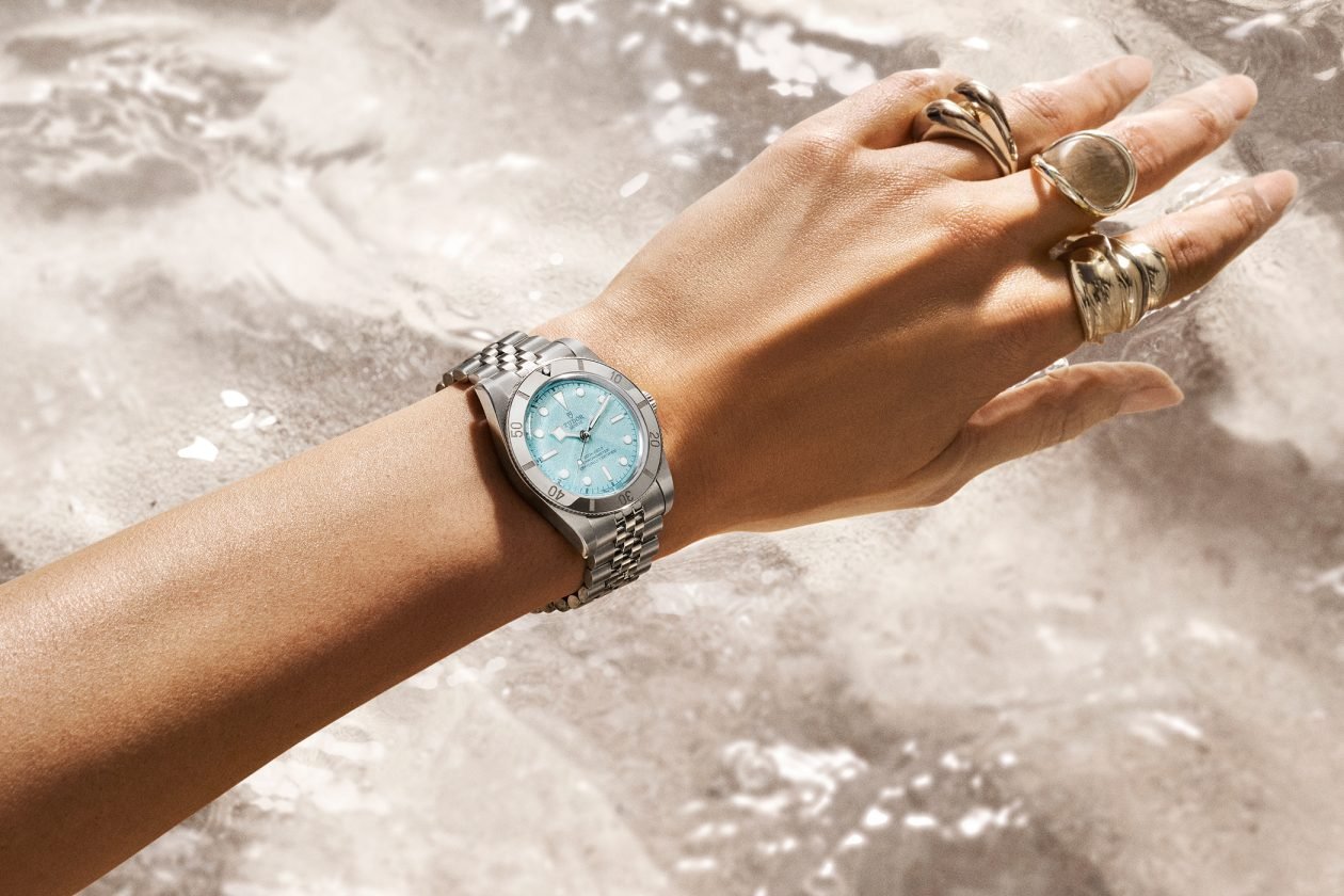 Tudor Black Bay 54 „Lagoon Blue” na damskim nadgarstku