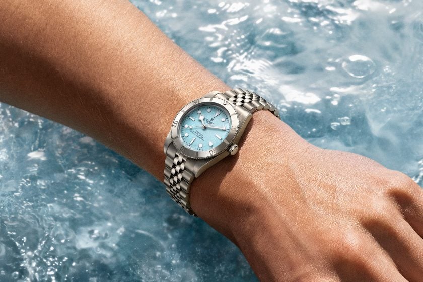 Tudor Black Bay 54 „Lagoon Blue” na męskim nadgarstku