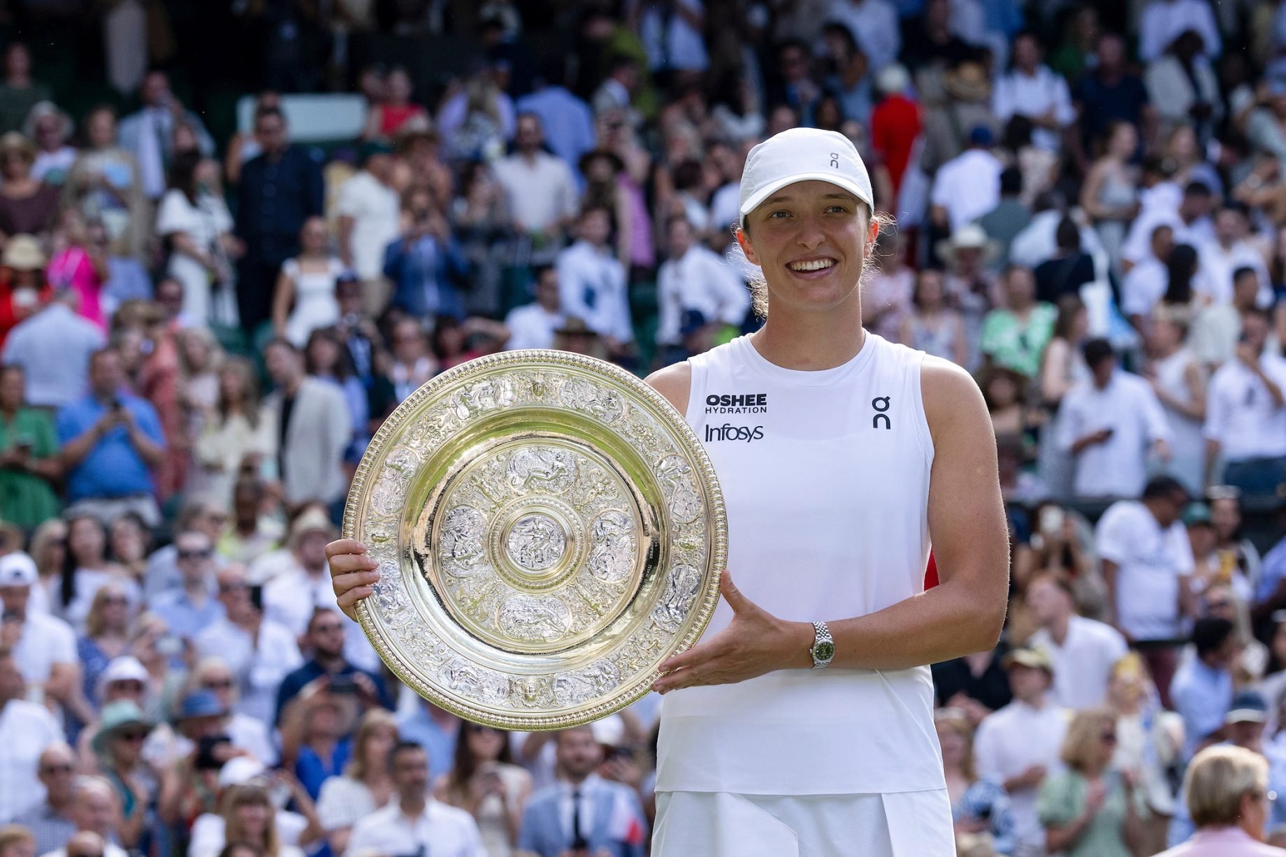 Iga Świątek z trofeum za wygranie Wimbledonu 2025