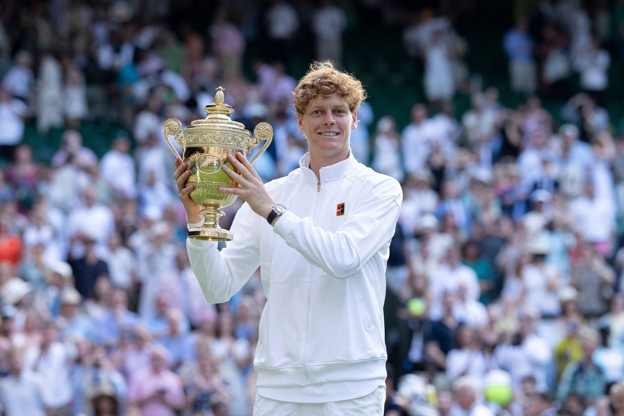 Jannik Sinner z trofeum za wygranie Wimbledonu 2025