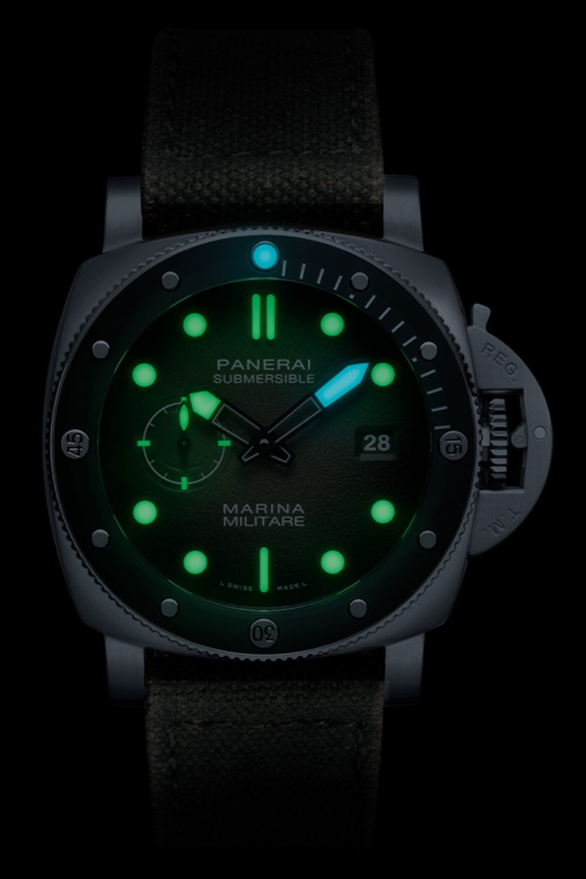 Panerai Submersible PAM01697 w ciemności