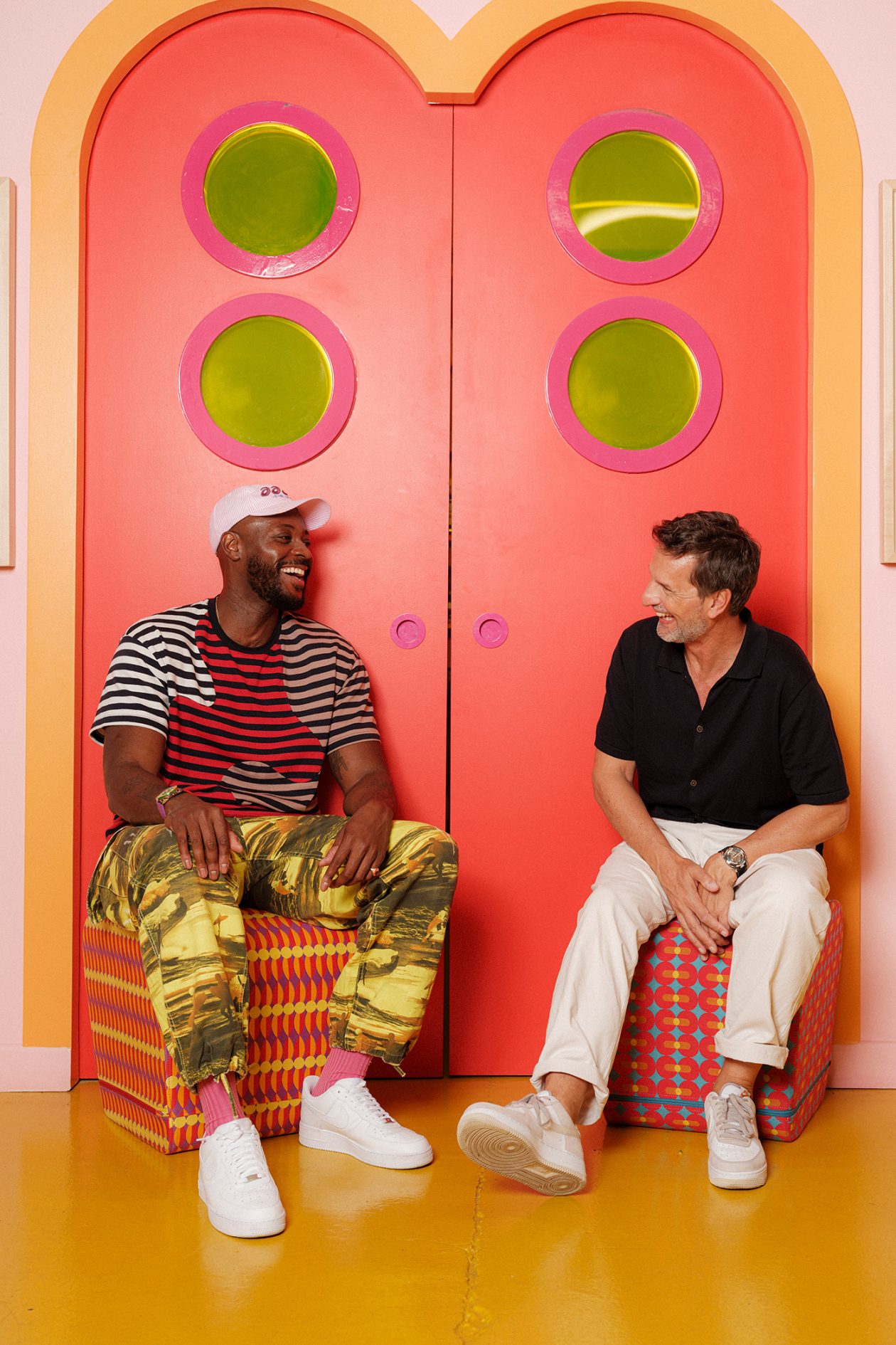 Yinka Ilori (po lewej) i Max Büsser