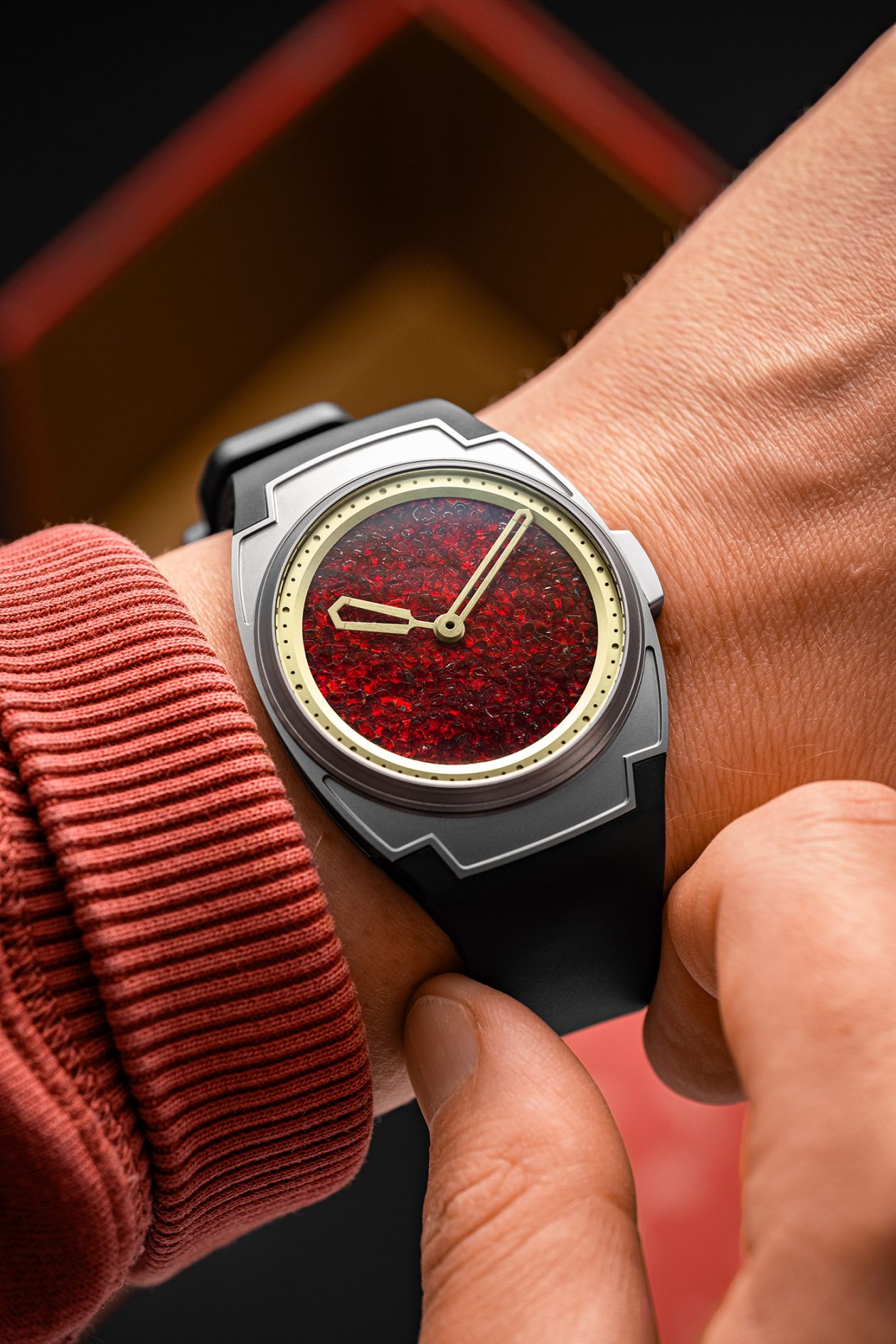 Arc II „Garnet Goblin” na nadgarstku