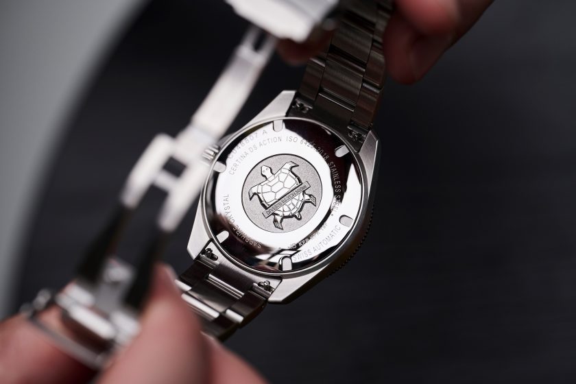 grawerowany dekiel z logotypem