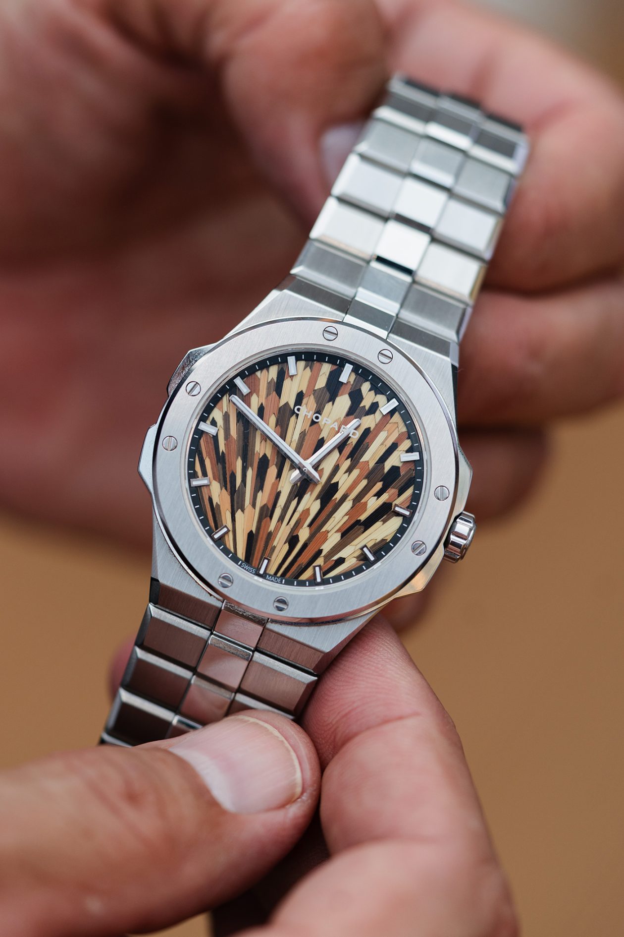 unikatowy Chopard Alpine Eagle z tarczą z drewnianej mozaiki 