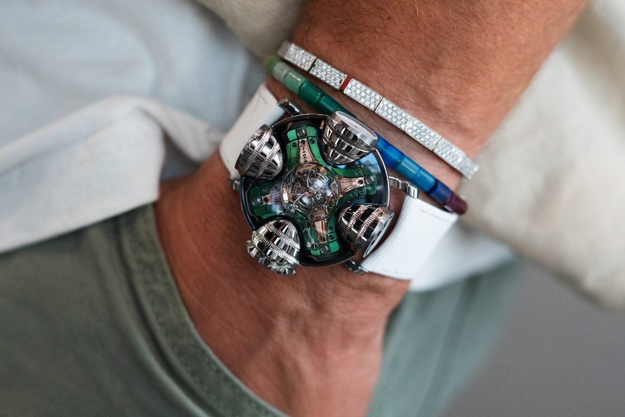 HM11 Art Deco na nadgarstku