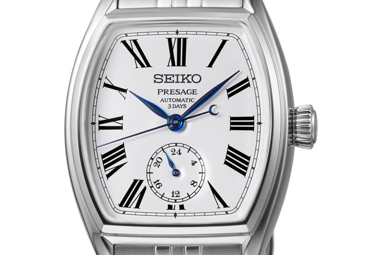 emaliowana tarcza i niebieskie wskazówki