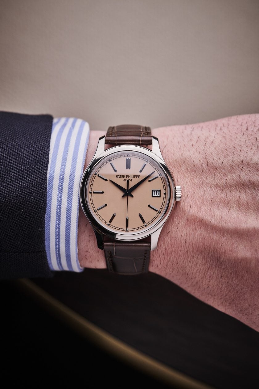 Patek Philippe Calatrava 5227G-015 - na nadgarstku
