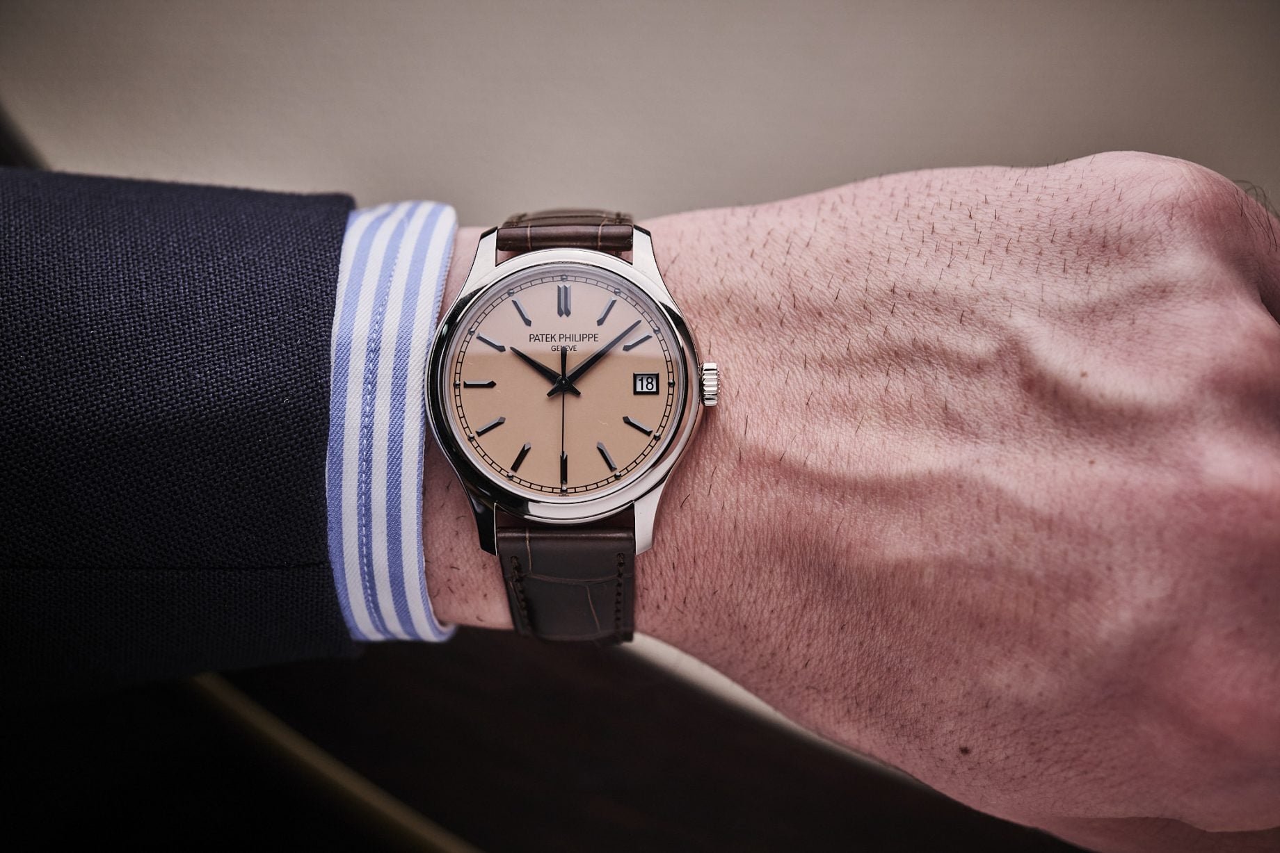 Patek Philippe Calatrava 5227G-015 - na nadgarstku