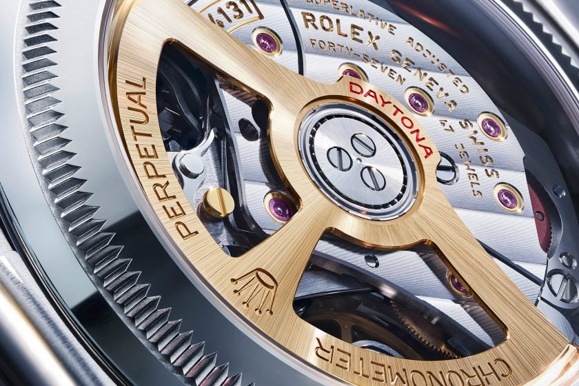 Kaliber 4131 widoczny przez transparentny dekiel