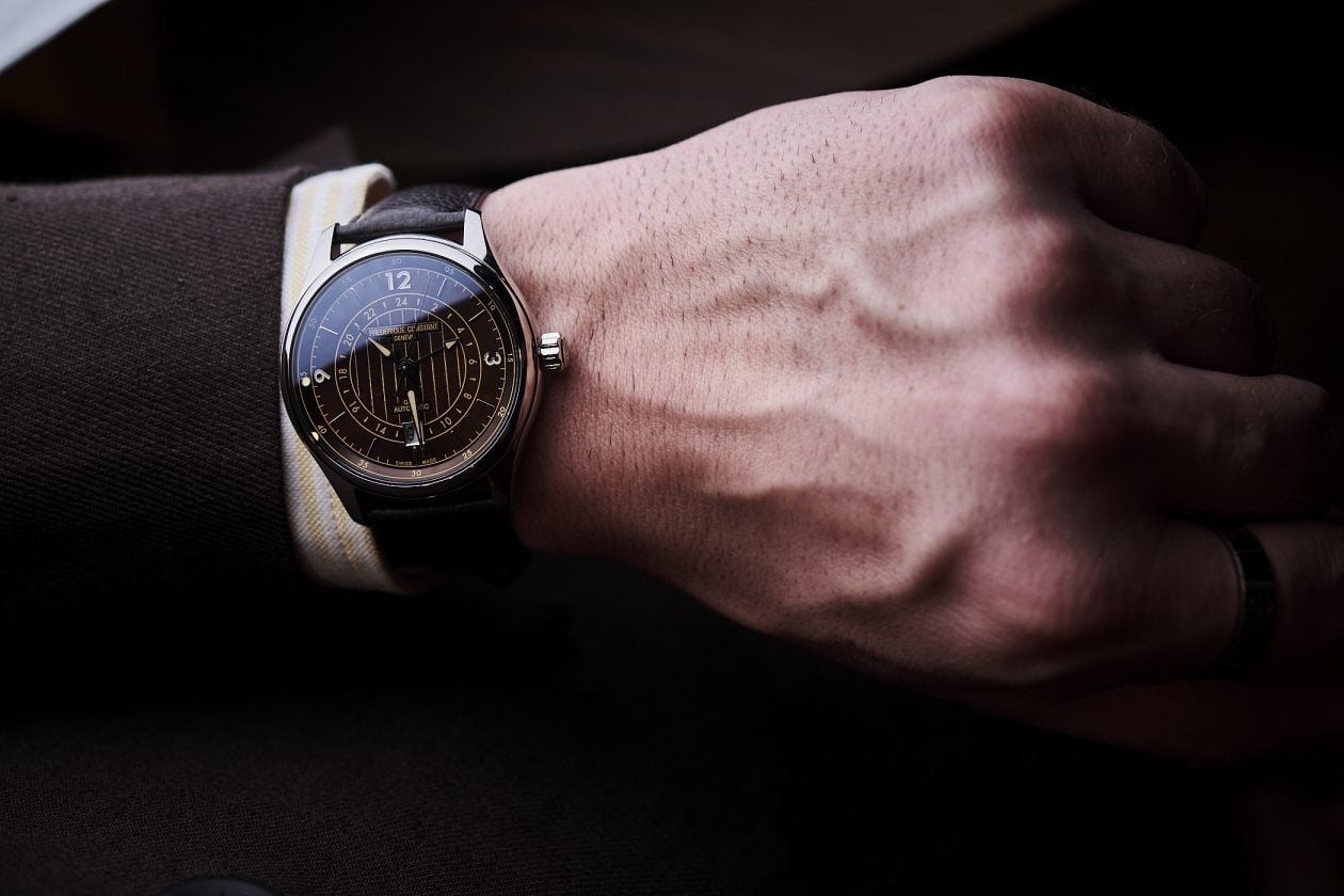 Frederique Constant Classics Runabout Automatic GMT na nadgarstku