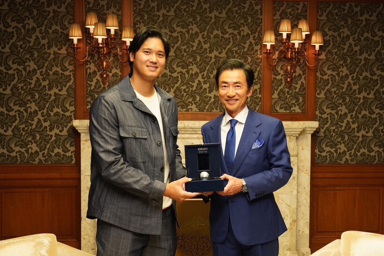 Shohei Ohtani (po lewej) i Shinji Hattori (prezes Seiko Watch Corporation) 