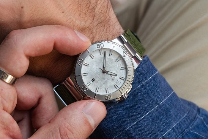 Oris Social Club Edition II na nadgarstku
